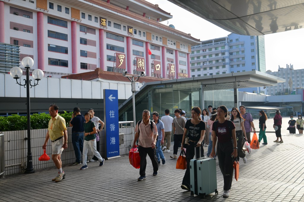 《星島》記者傍晚在羅湖口岸，回港人潮5時許開始逐漸增多。歐樂年攝