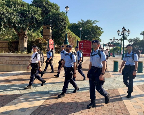 警隊各反恐部門在主題公園附近作高姿態反恐巡邏。
