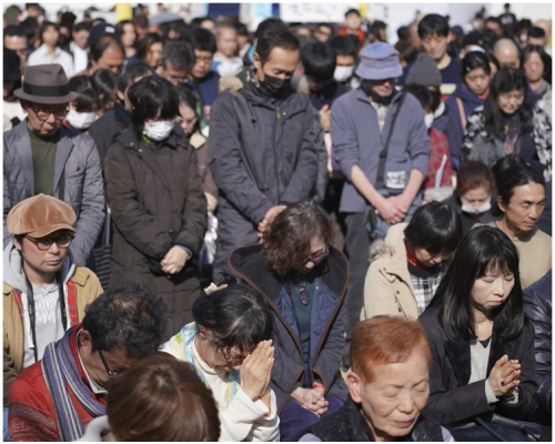 市民纷纷悼念日本311地震7周年。AP