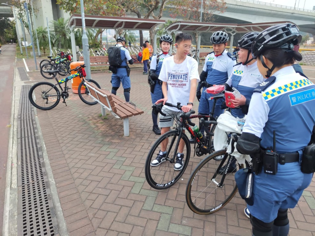 警員期間派發單車安全指引小冊子和紀念品，包括簡便救傷包等。