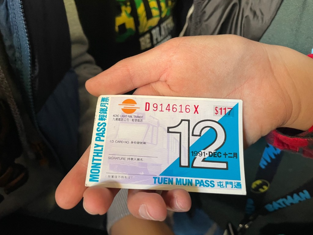 何同學展示出父親收藏的第一批二期輕鐵車票，極具紀念價值。（謝宗英攝）