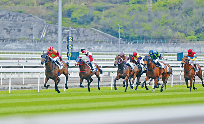 ■广州从化马场昨午第一次举行比赛，除不设彩池受注，一切规格都按足香港的赛事条例进行。