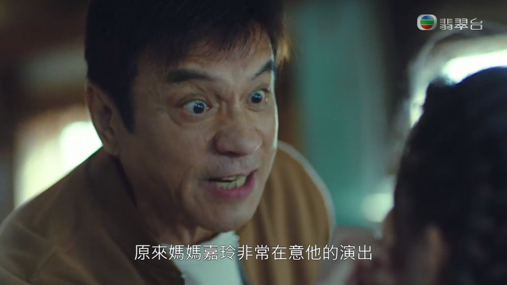 黄栢文重返TVB后，成为御用奸角，嘉玲也有留意儿子的演出。