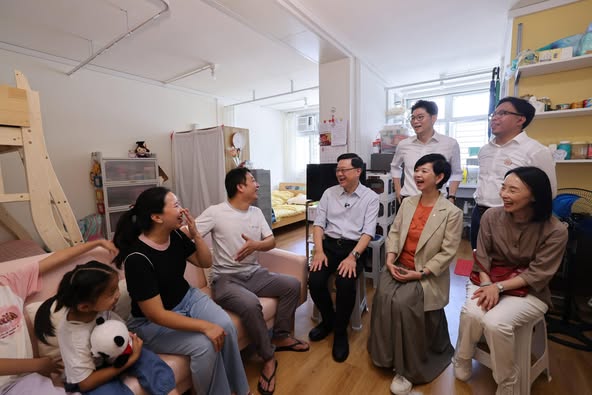 李家超(前排右三)落區訪彩興路簡約公屋。李家超FB圖片 李家超(前排右三)落區訪彩興路簡約公屋。李家超FB圖片