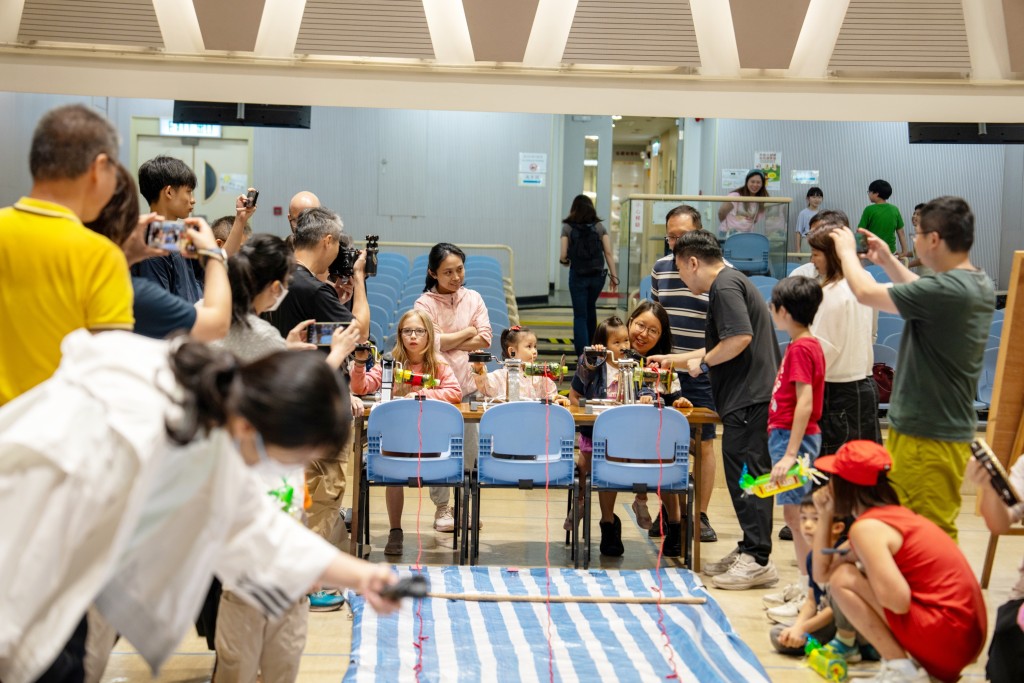 「We嘩藍屋」活動,邀請來港人才攜同家人參與義工服務,與本地居民共慶佳節。 「We嘩藍屋」活動,邀請來港人才攜同家人參與義工服務,與本地居民共慶佳節。