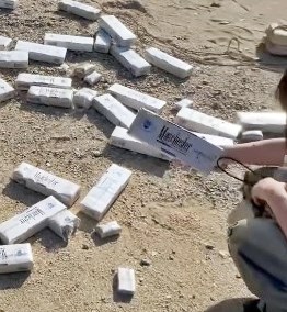 當中不但拍攝到周遭環境,還有即場「開 箱」鏡頭,見到拆去玻璃紙後,從一包散 裝香煙中拿出兩根,之後隨即掉到地上。Threads截圖 當中不但拍攝到周遭環境,還有即場「開 箱」鏡頭,見到拆去玻璃紙後,從一包散 裝香煙中拿出兩根,之後隨即掉到地上。Threads截圖