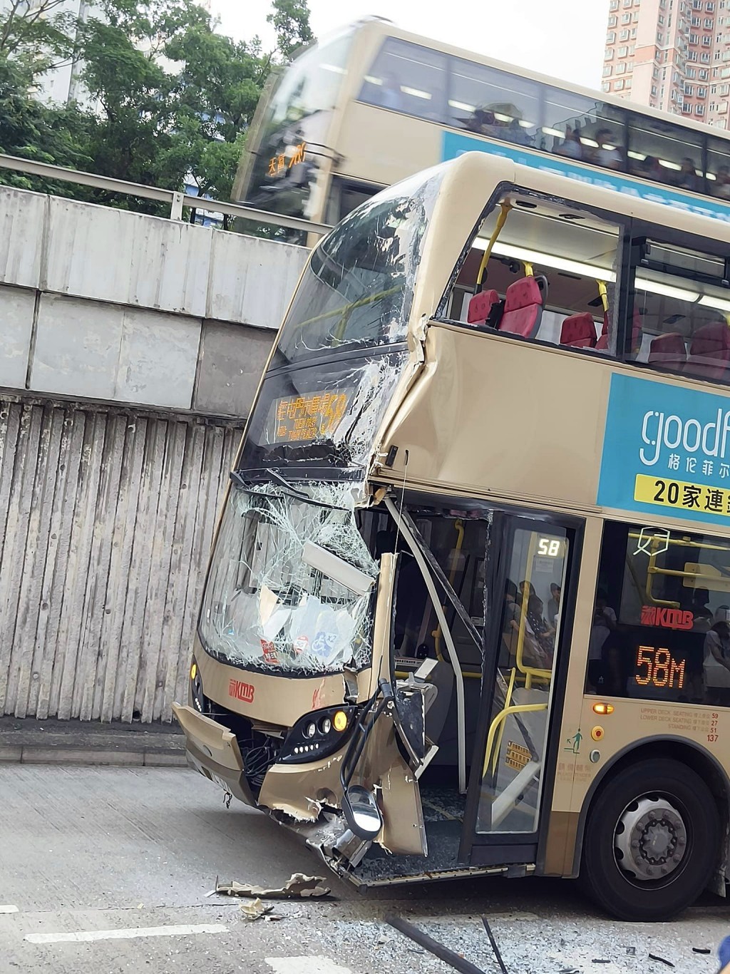 巴士車頭嚴重損毀。fb：馬路的事 (即時交通資訊台)