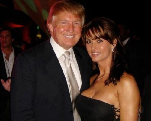 《花花公子》女模特兒麥克杜格爾(右)。Karen McDougal Twitter