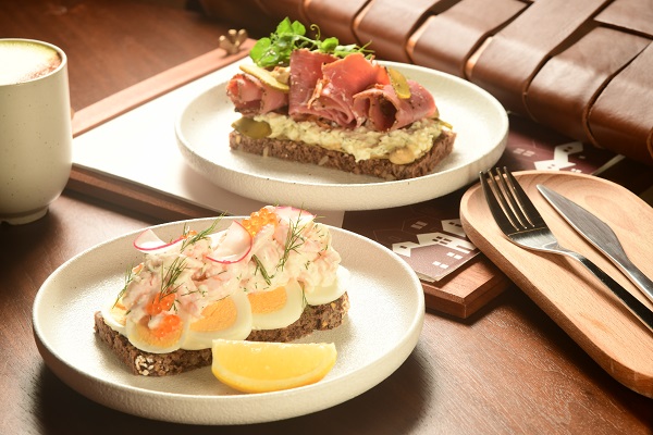 Beef Pastrami Smørrebrød ($128，圖後)及Arctic Prawns Smørrebrød($128，圖前)是招牌的北歐包點，前者有燒牛肉、醃青瓜、芥末及薯仔沙律。另有蝦沙律配烚雞蛋等選擇。