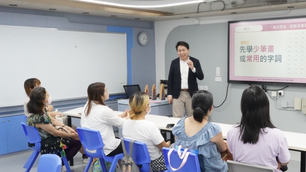 彭Sir经常为家长开办不同类型工作坊。（图片来源：受访学校提供）