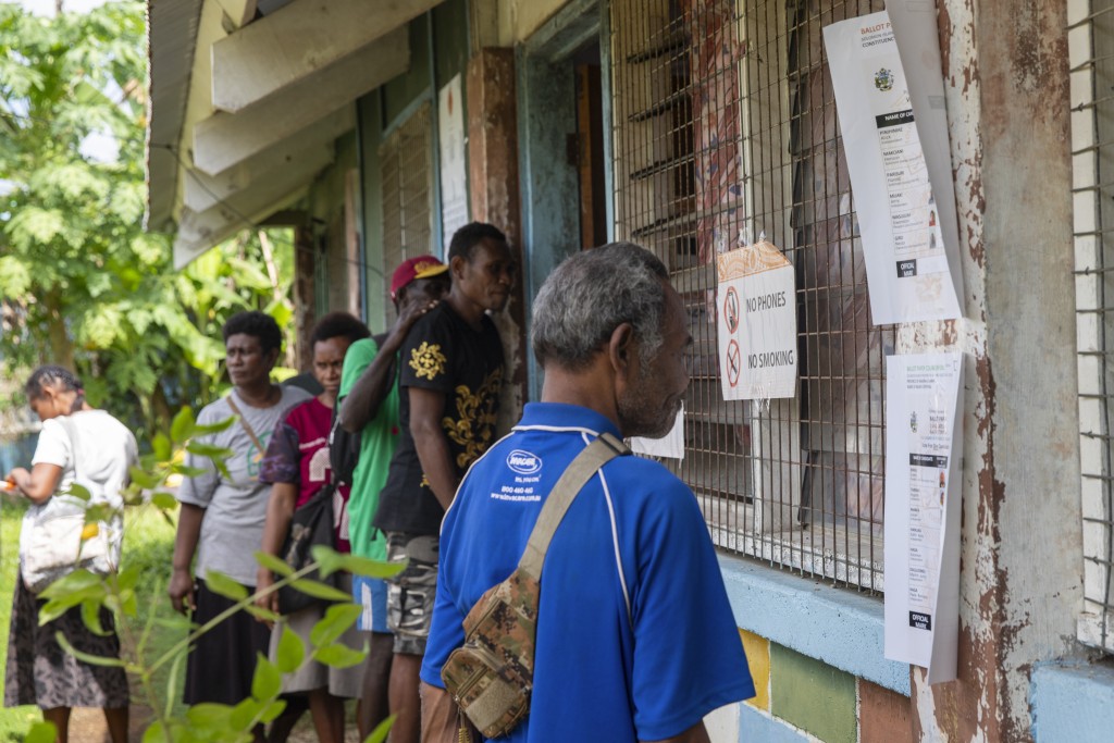 所罗门群岛大选选民排队投票。美联社