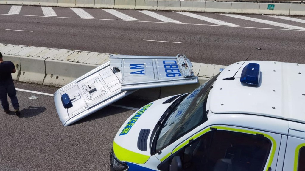 警車車頂離奇飛脫,斷開兩截。(fb:「HongKong CarCam 」)
