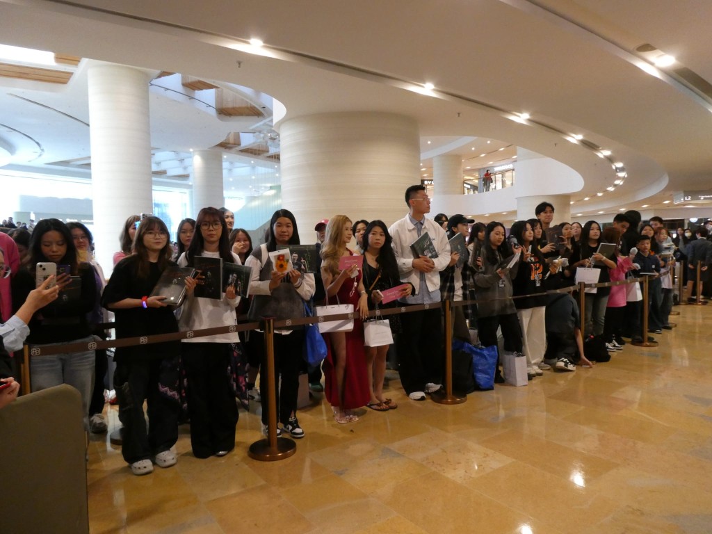 活动在今日下午2时进行，昨晚12时已有过百人排队。