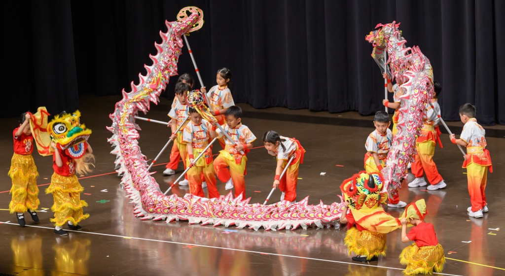 今年是龍年，小朋友舞動生氣勃勃的長龍和獅子，宣揚繁榮美麗的香港！