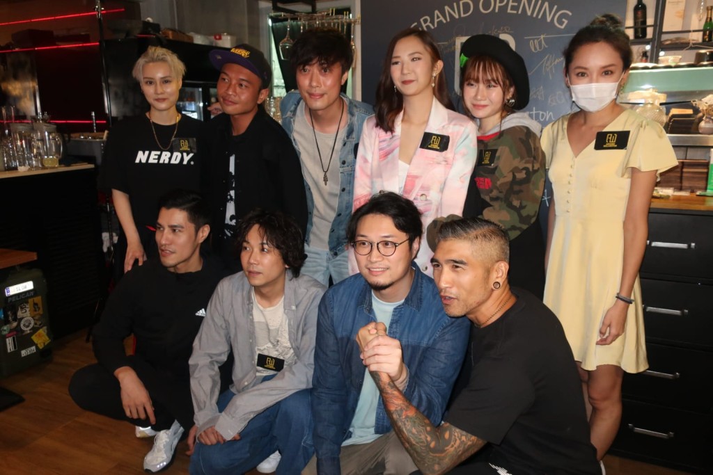 Robin與Kosa為餐廳舉行開幕儀式,一班好友齊齊慶祝。