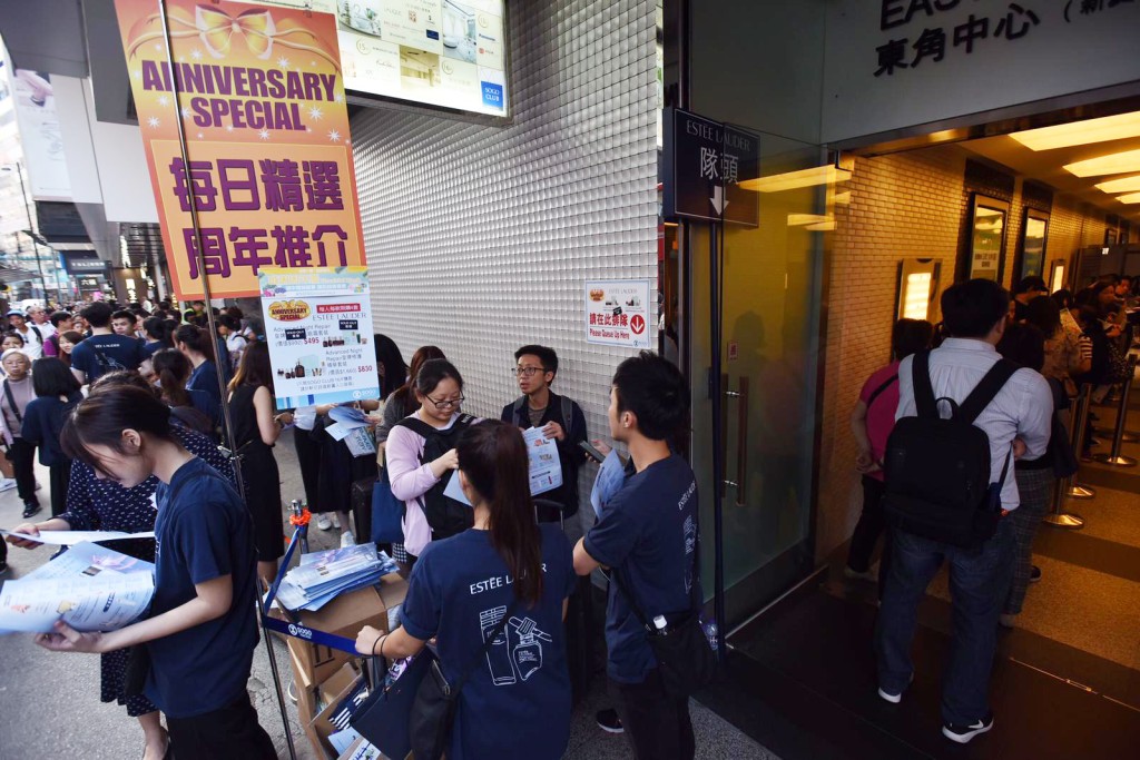 大批旅客、市民排隊入場掃貨。