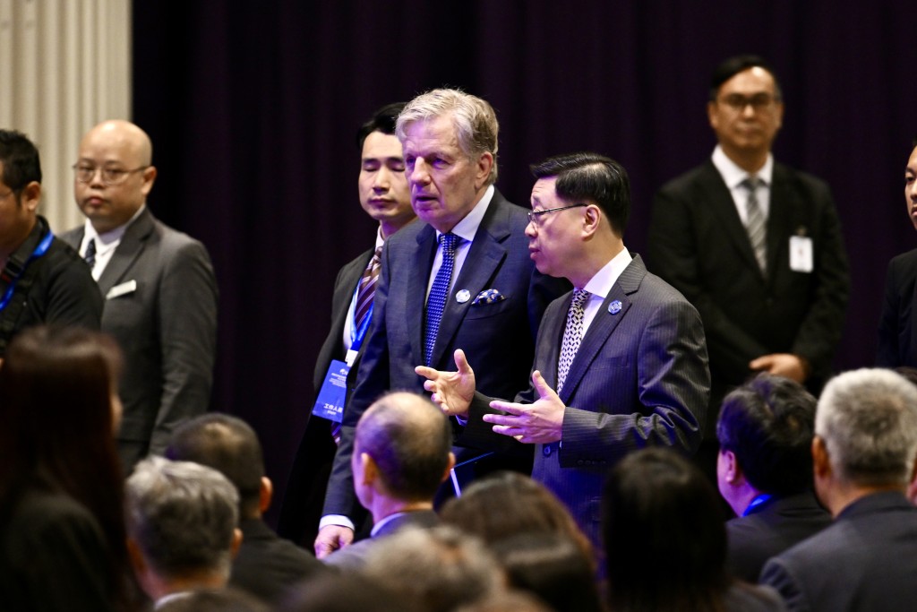 行政長官李家超(右)出席論壇。劉駿軒攝 行政長官李家超(右)出席論壇。劉駿軒攝