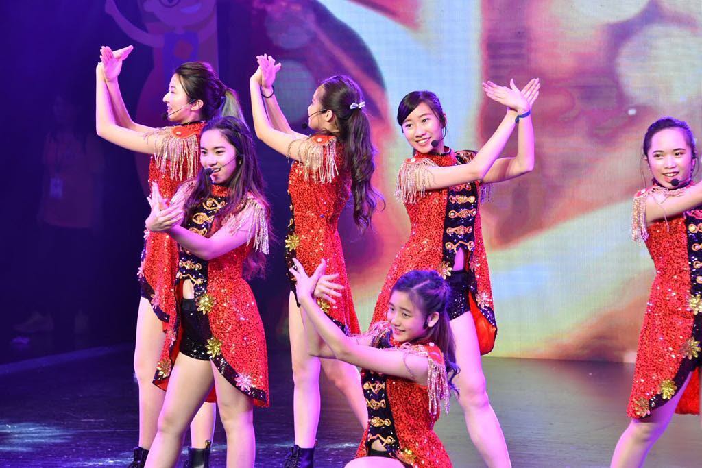 榛綦與劉芷玲小時候一同表演。 ​  ​