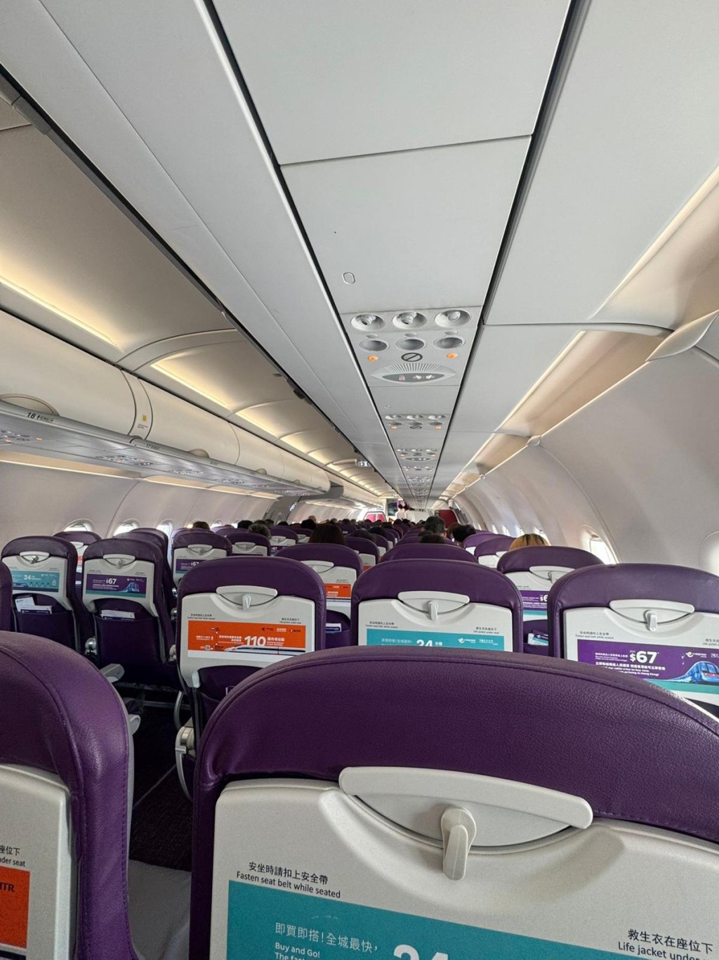 一家三口搭廉航無加錢選座被拆散，一登上飛機卻發現「成架機得一半滿」。（讀者提供，示意圖只供參考）