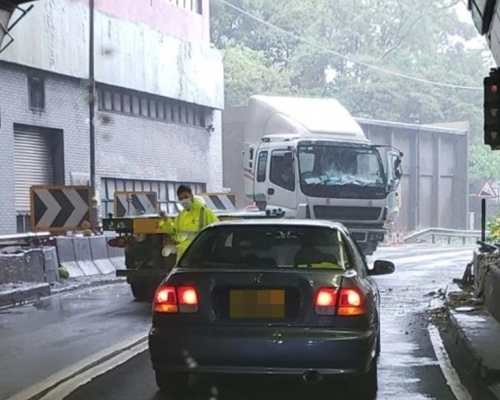 拖頭車「自炒」後與拖架分離。 馬路的事討論區FB圖