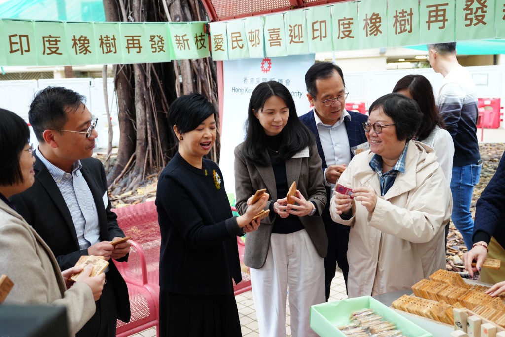 何永賢團隊到邨內向居民派發杯墊、鎖匙扣等紀念品。何永賢FB 何永賢團隊到邨內向居民派發杯墊、鎖匙扣等紀念品。何永賢FB