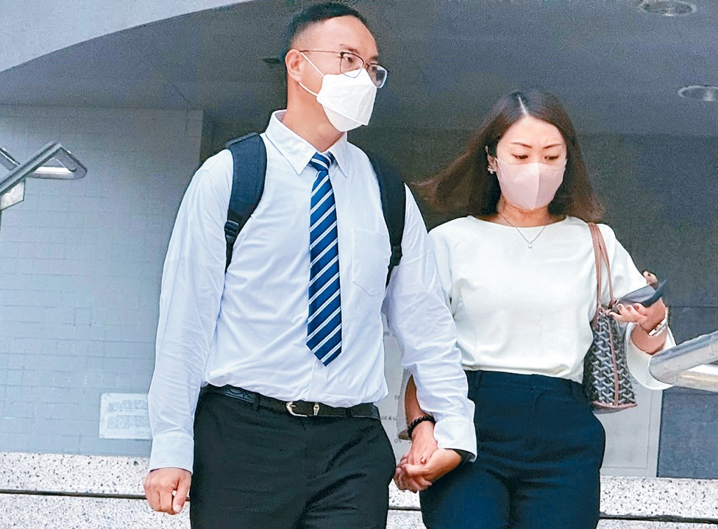 被告伍嘉威在家人陪同下現身法庭。