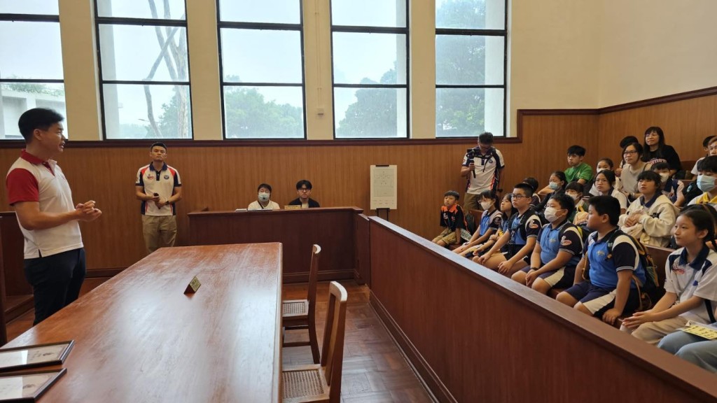 湯文龍向學生們介紹香港的法律程序、香港律師會是香港的法律專業團體，以及律師會多年來為年青人舉辦的法治教育工作。律師會fb