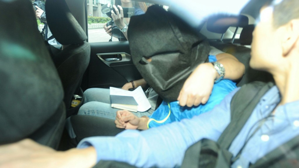其中一名被捕疑犯,下午由警員押解下離開將軍澳警署,前往慈雲山警署。楊偉亨攝