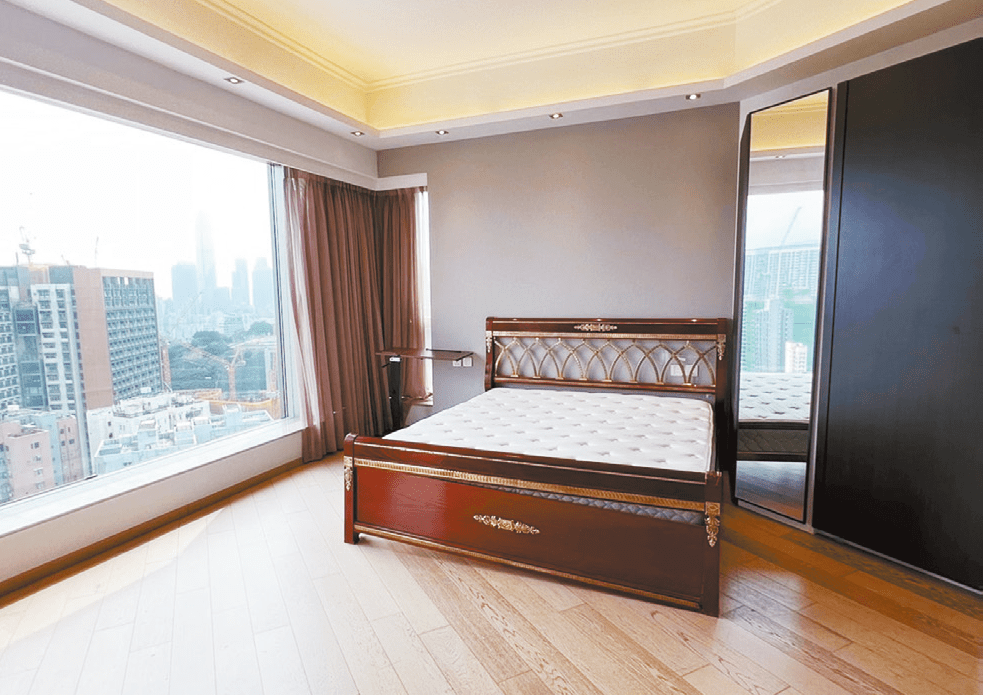 睡房空間寬敞，樓底特高，富有空間感。