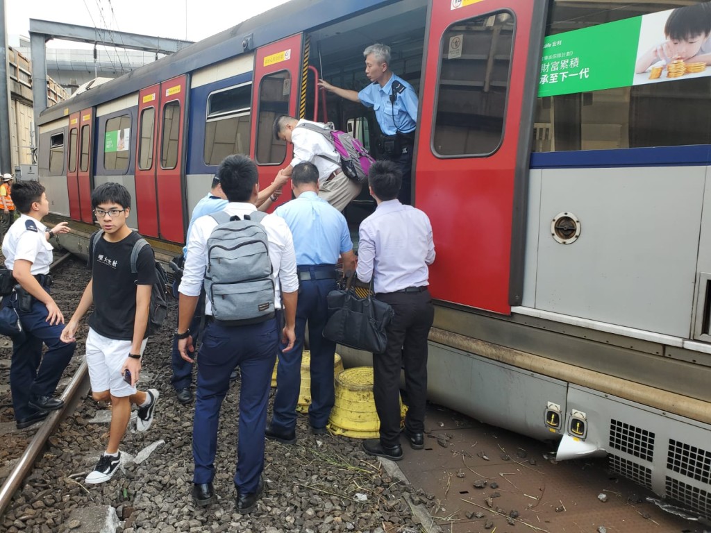 乘客下車逃生。