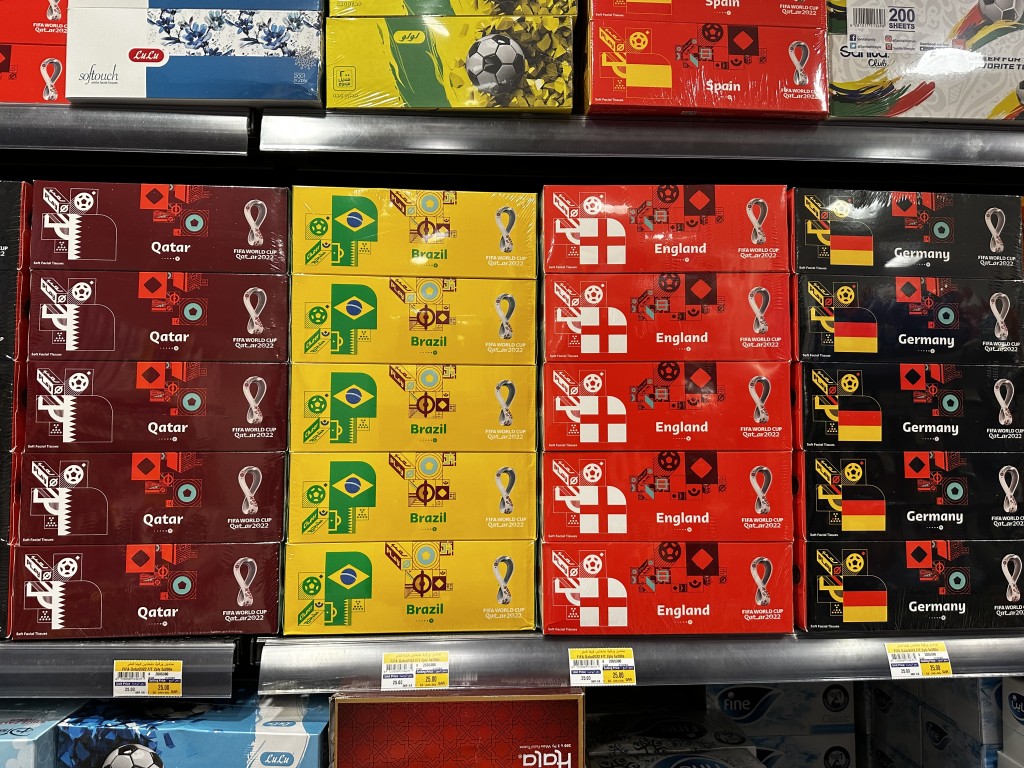 多哈大型超市出售世杯参赛国为主题的盒装纸巾。