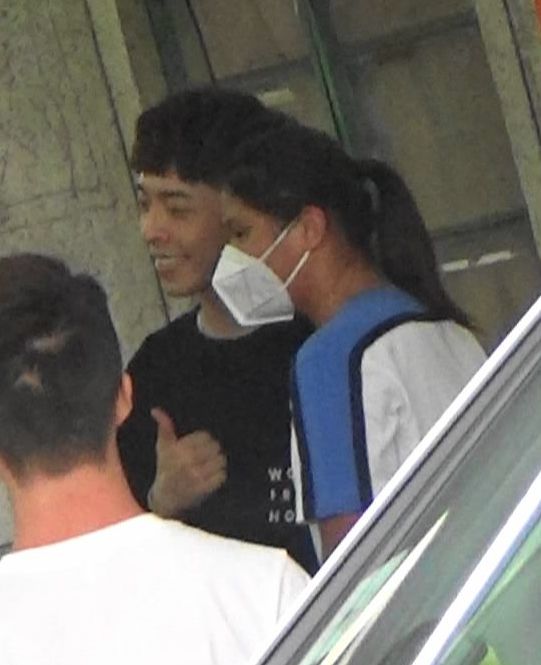 仲要唔會Hea影,會舉手指公擺Pose。