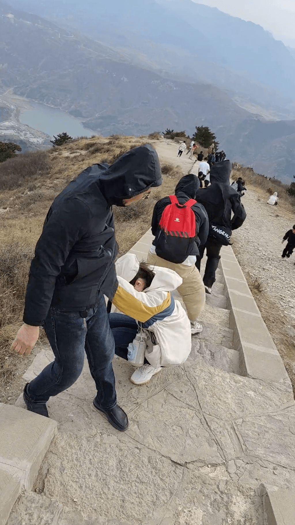 大同恆山景區遭遇極端大風天氣,遊客被吹得走不動道。 大同恆山景區遭遇極端大風天氣,遊客被吹得走不動道。