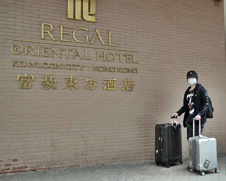 檢疫人士中午起陸續離開酒店,回家進行家居隔離。