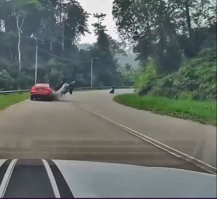 马来西亚电单车“掟弯”越线，铁骑士被撞至“空中转体2周半”。Ｘ