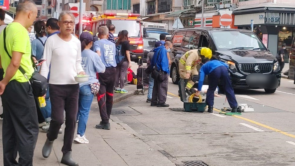 女子脚部被压在车胎底，消防用工具将她救出送院。网上图片