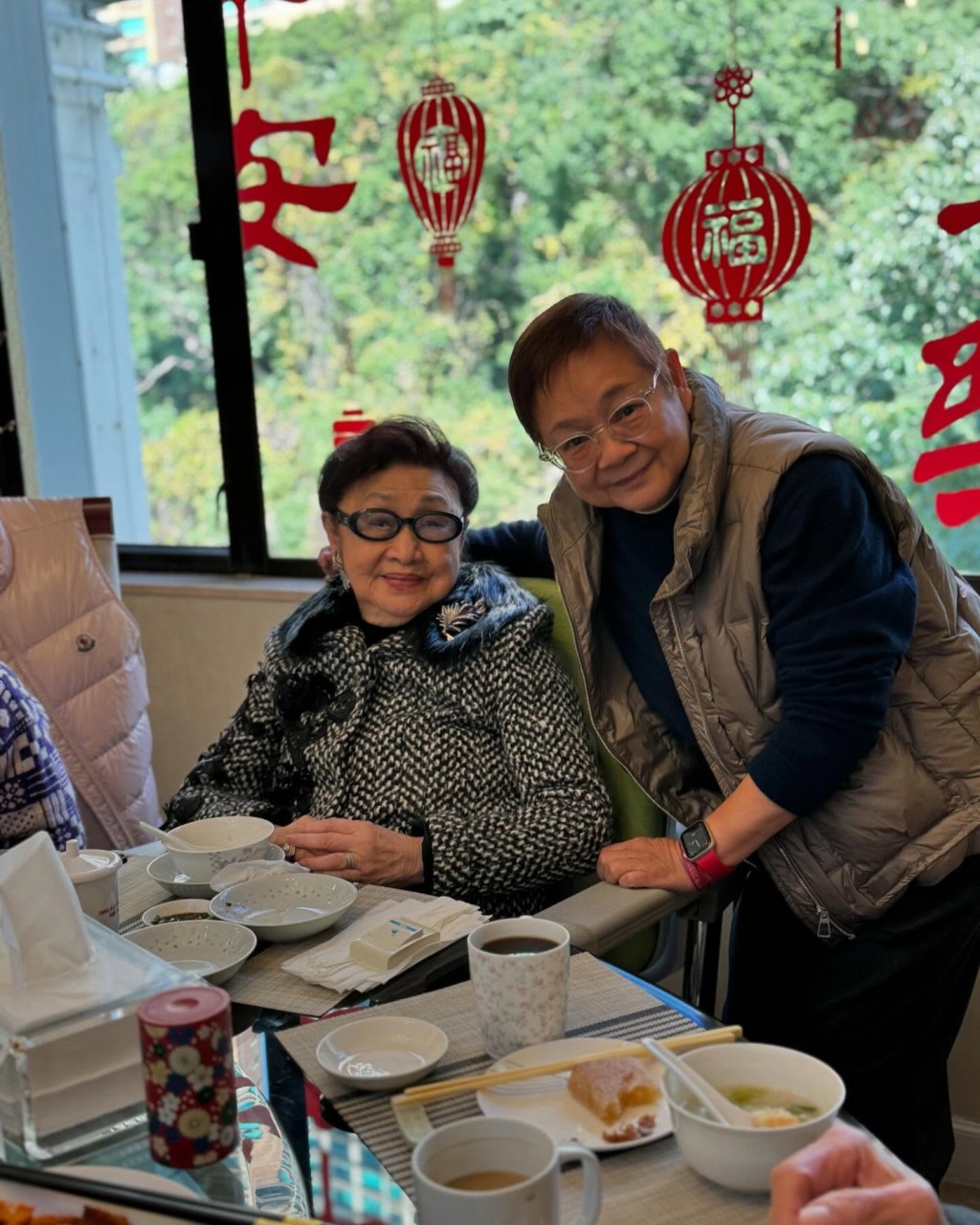 近日天氣突然轉冷,白雪仙在家中都身穿黑色外套保暖,依舊雍容華貴。 近日天氣突然轉冷,白雪仙在家中都身穿黑色外套保暖,依舊雍容華貴。