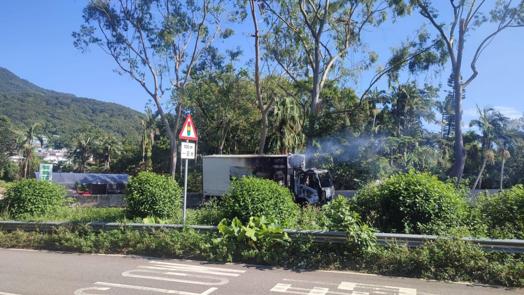 一辆货车驶至壁屋惩教所对开时发生火警。网上图片