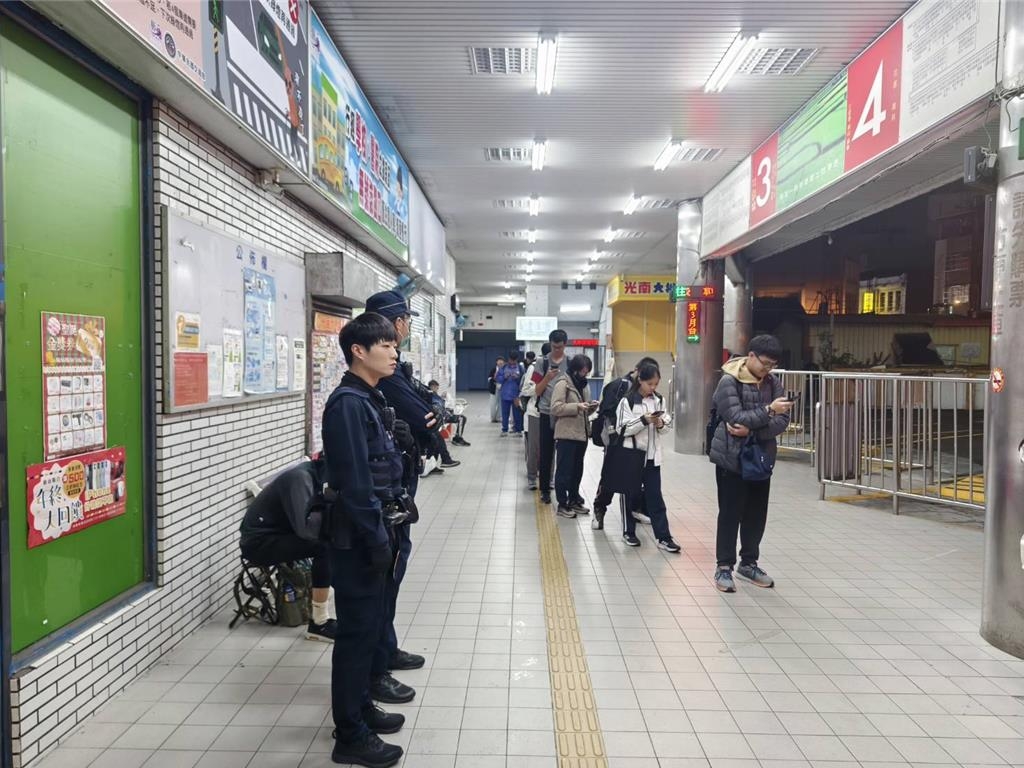 針對縣內各火車站、客運站等周邊及人潮眾多地點，台警加強巡邏及守望勤務。 台警