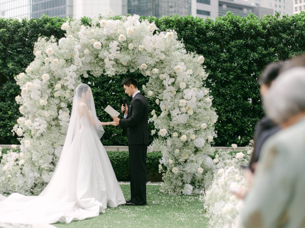 吳婉芳次子胡智同（Lynus）與老婆Kristy這場匯聚城中名流與頂級巨星的世紀婚禮，處處彰顯出豪門家族的非凡底蘊與極致奢華。