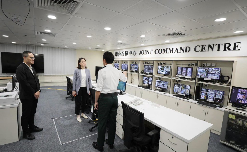 海關副關長（管制及執法）胡偉軍及海關助理關長（邊境及港口）蔣依莉分別前往廣深港高速鐵路西九龍站及羅湖管制站視察。香港海關fb圖片