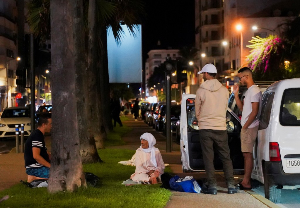 摩洛哥发生强烈地震后，人们聚集在卡萨布兰卡的街道上。REUTERS