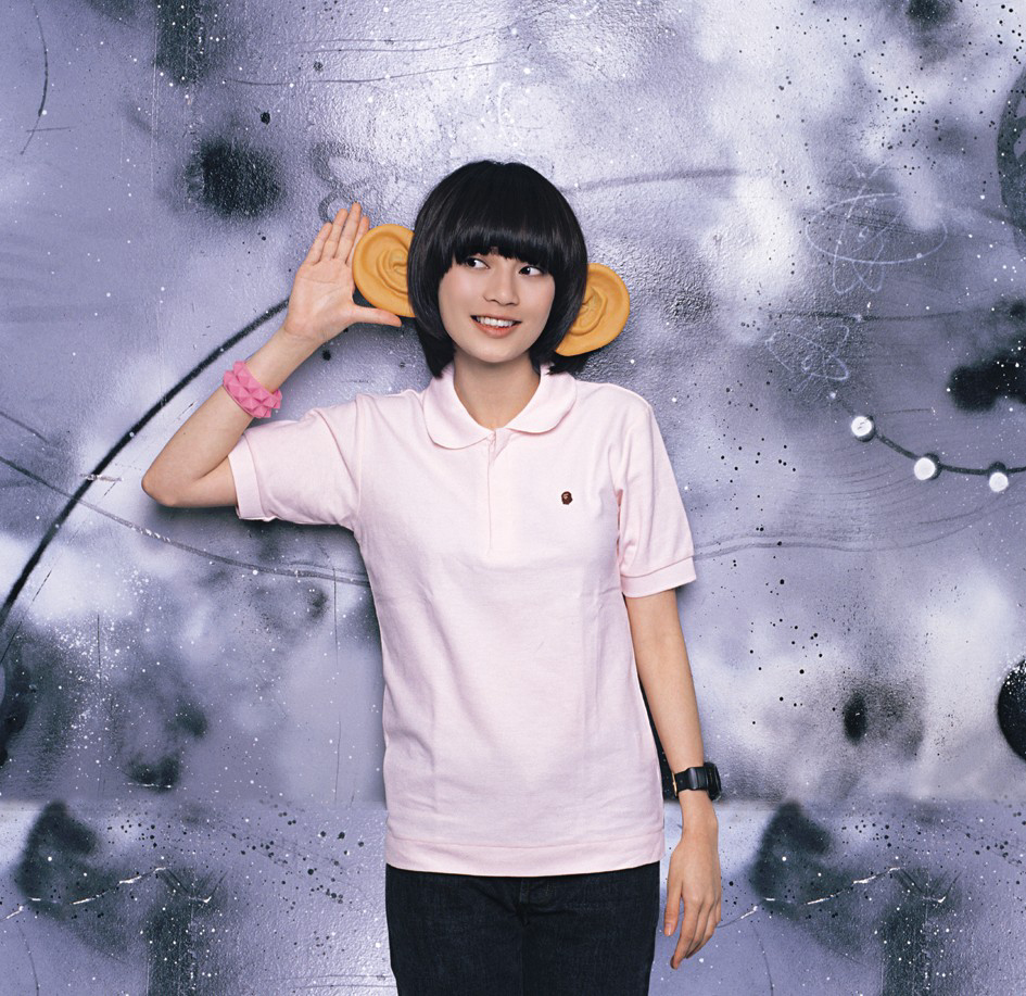 吳日言2004年以歌手身份出道，初期以「冬菇頭」髮型做標記。