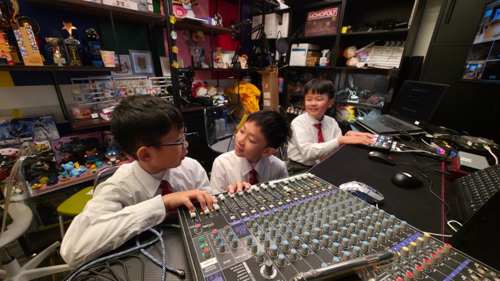 仁濟醫院羅陳楚思小學冠軍隊伍作品《微藻的綠色奇蹟》在錄音室投入製作廣播節目，盡顯團隊精神。