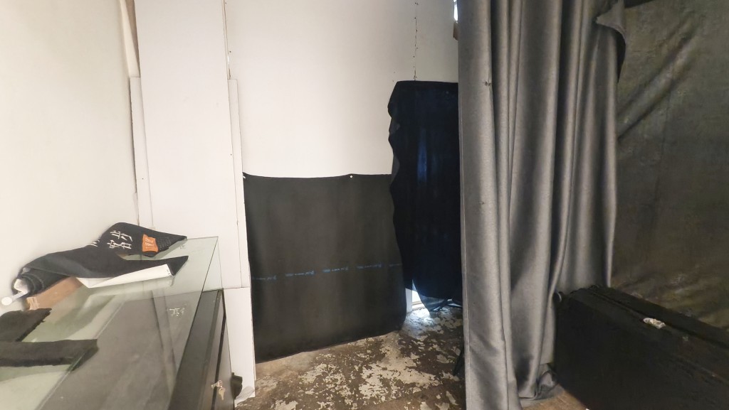 職員騙走名錶後，穿過暗門至錶行後方一空舖逃遁。  ​