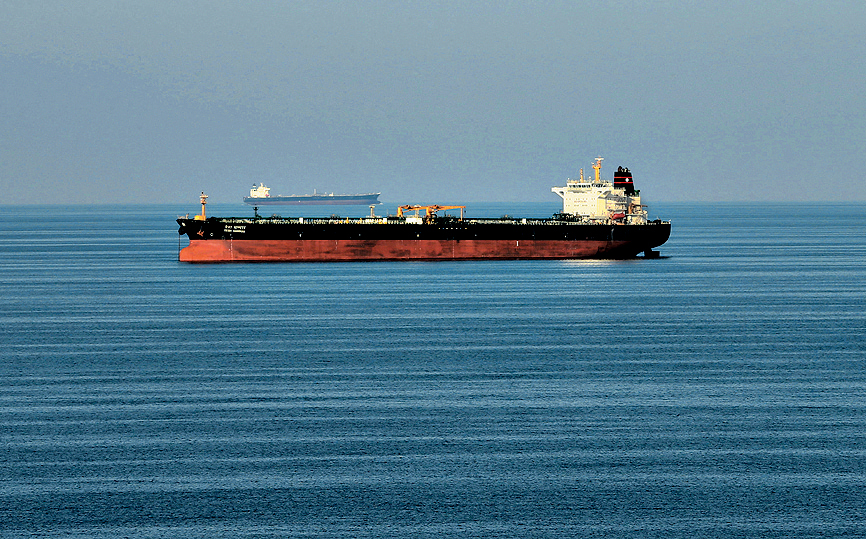 以往駛經霍爾木茲海峽的一艘油輪。