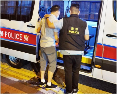 警方採取行動。