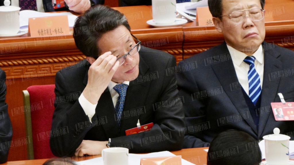 张晓明在政协会议主席台上。（苏正谦摄）
