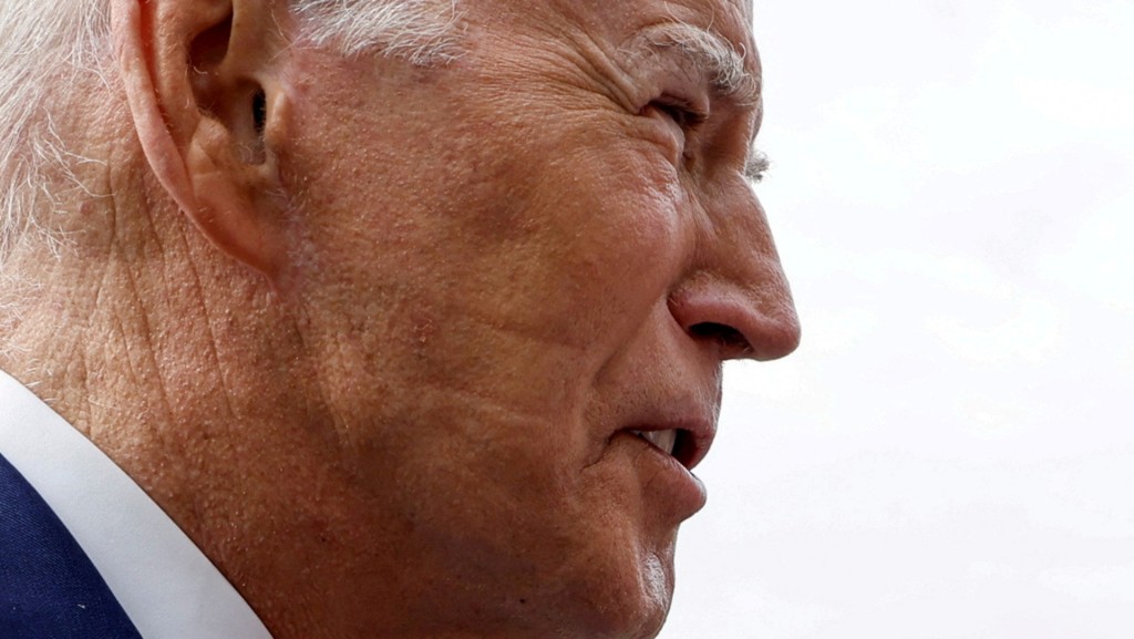 拜登脸上明显留有睡眠呼吸机勒痕。路透社 