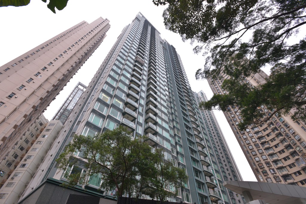 名門2座一個頂層複式戶，最新以1.118億連2個車位登記成交。